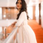 Jasmin Bhasin Instagram – ऐसा 
चेहरा नूर ऐसा
आइसिया ज़ुल्फ़ा
पागल कर दे बंदे नु जो
वैसियां ​​ज़ुल्फ़ान🤍
#promotion 
#honeymoon #25thoctober 

Outfit @preevindesigns 
Jewellery @the_bling_girll
Shot by @daasfilms 
Styled by @ankiitaapatel 

Makeup @rehmanshiledar 
Hair @little_hair_poetry