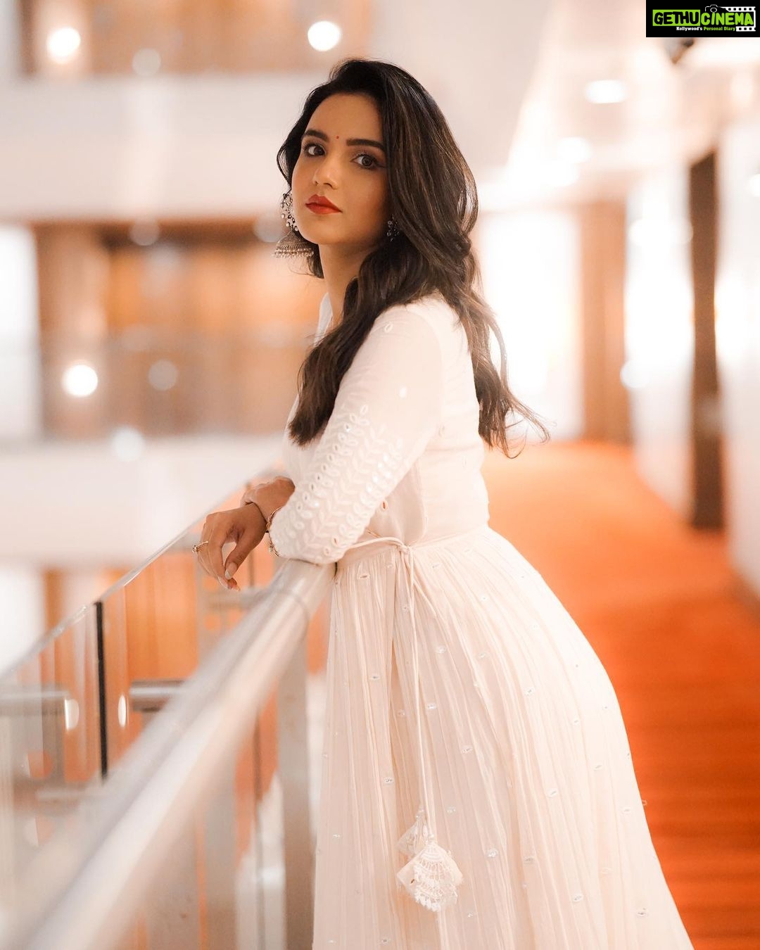 Jasmin Bhasin Instagram - ऐसा चेहरा नूर ऐसा आइसिया ज़ुल्फ़ा पागल कर दे बंदे नु जो वैसियां ज़ुल्फ़ान🤍 #promotion #honeymoon #25thoctober Outfit @preevindesigns Jewellery @the_bling_girll Shot by @daasfilms Styled by @ankiitaapatel Makeup @rehmanshiledar Hair @little_hair_poetry