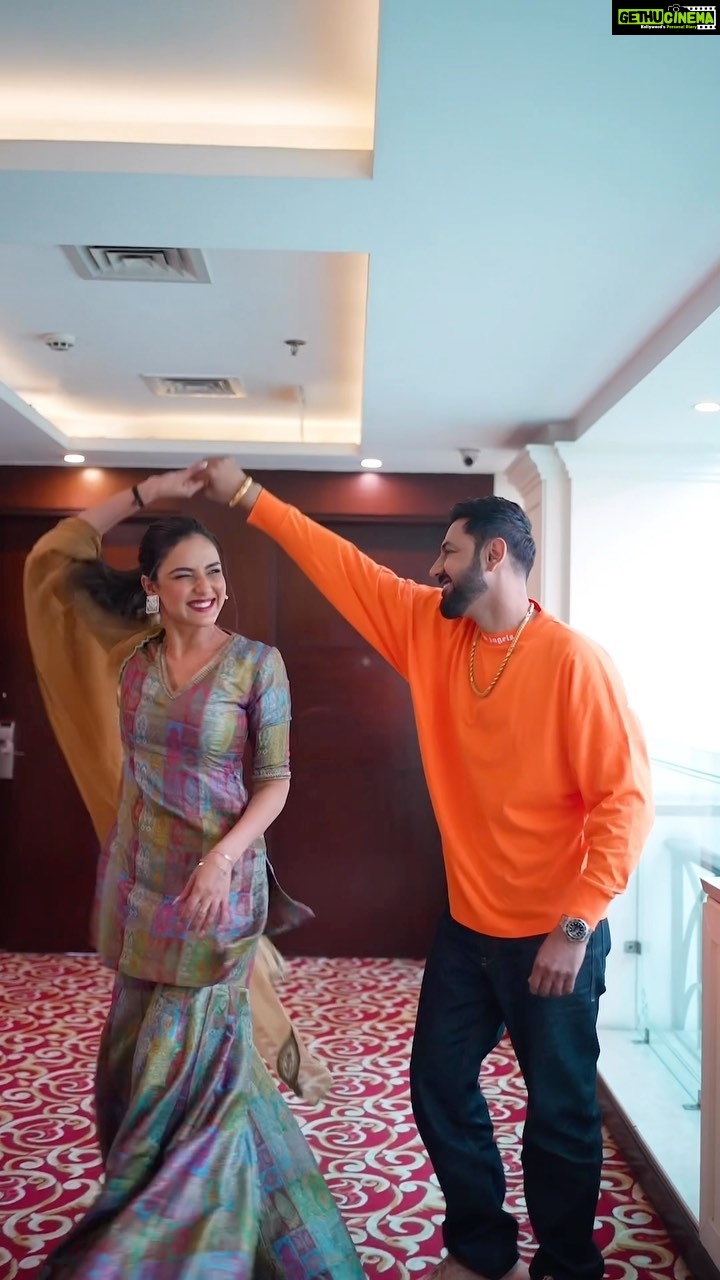 Jasmin Bhasin Instagram - Keep Loving #Jhaanjar π₯° #honeymoon in cinemas on #25October π€ #gippygrewal @jasminbhasin2806 @amarpreetchhabra @nareshkathooria @karamjitanmol @nirmalrishiofficial @jaani777 @bpraak @tseries.official @tseriesfilms @bawejastudios @vicky_bahri