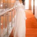 Jasmin Bhasin Instagram – ऐसा 
चेहरा नूर ऐसा
आइसिया ज़ुल्फ़ा
पागल कर दे बंदे नु जो
वैसियां ​​ज़ुल्फ़ान🤍
#promotion 
#honeymoon #25thoctober 

Outfit @preevindesigns 
Jewellery @the_bling_girll
Shot by @daasfilms 
Styled by @ankiitaapatel 

Makeup @rehmanshiledar 
Hair @little_hair_poetry