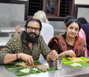 Jayasurya Instagram - ജാതി മത ഭേദമന്യേ പ്രാർത്ഥനാ ഹൃദയങ്ങൾ എത്തുന്ന പുണ്യഭൂമി. ആത്മാർത്ഥമായ നമ്മുടെ ആഗ്രഹങ്ങൾ നിറവേറ്റിത്തരുന്ന സന്നിധി. അറിവിന്റെ ഭൂമി.അറിവ് അറിവാകുന്നത് അനുഭവിക്കുമ്പോഴാണ്. അനുഭൂതികളുടെ മൂകാംബിക. 🙏 @sanooppnambiar @ram_saraha @advaith.jayasurya @sarithajayasurya @kollursreemookambikadevitemple