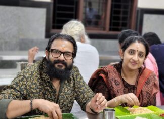 Jayasurya Instagram - ജാതി മത ഭേദമന്യേ പ്രാർത്ഥനാ ഹൃദയങ്ങൾ എത്തുന്ന പുണ്യഭൂമി. ആത്മാർത്ഥമായ നമ്മുടെ ആഗ്രഹങ്ങൾ നിറവേറ്റിത്തരുന്ന സന്നിധി. അറിവിന്റെ ഭൂമി.അറിവ് അറിവാകുന്നത് അനുഭവിക്കുമ്പോഴാണ്. അനുഭൂതികളുടെ മൂകാംബിക. 🙏 @sanooppnambiar @ram_saraha @advaith.jayasurya @sarithajayasurya @kollursreemookambikadevitemple