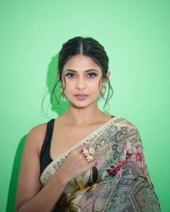 Jennifer Winget Instagram - Sliding into the festive mood with six yards of grace. 

Happy Ganesh Chaturthi everyone!🙏

Saree: @rohitbalofficial 
Jewellery : @curiocottagejewelry 
Stylist: @natashaabothra 
Assisted: @simstyles20 @teamnatashaabothra
💄 : @sonamvaghani.mua 
💆‍♀️ : @hairbysharda 
📸: @rishabhkphotography