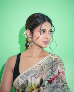 Jennifer Winget Instagram - Sliding into the festive mood with six yards of grace. 

Happy Ganesh Chaturthi everyone!🙏

Saree: @rohitbalofficial 
Jewellery : @curiocottagejewelry 
Stylist: @natashaabothra 
Assisted: @simstyles20 @teamnatashaabothra
💄 : @sonamvaghani.mua 
💆‍♀️ : @hairbysharda 
📸: @rishabhkphotography