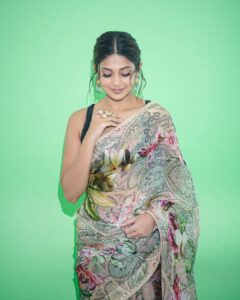 Jennifer Winget Instagram - Sliding into the festive mood with six yards of grace. Happy Ganesh Chaturthi everyone!🙏 Saree: @rohitbalofficial Jewellery : @curiocottagejewelry Stylist: @natashaabothra Assisted: @simstyles20 @teamnatashaabothra 💄 : @sonamvaghani.mua 💆‍♀️ : @hairbysharda 📸: @rishabhkphotography