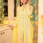 Jennifer Winget Instagram - #HappyDhanteras ✨ Outfit @abujanisandeepkhosla @asalabusandeep Jewellery @meraki.mumbai Styled by @natashaabothra Team @priyankaa.a_91 @dhwaniivithalani_22 Makeup @sonamvaghani.mua Hairstylist @hairbysharda Photographer @ashish_ojha_photography