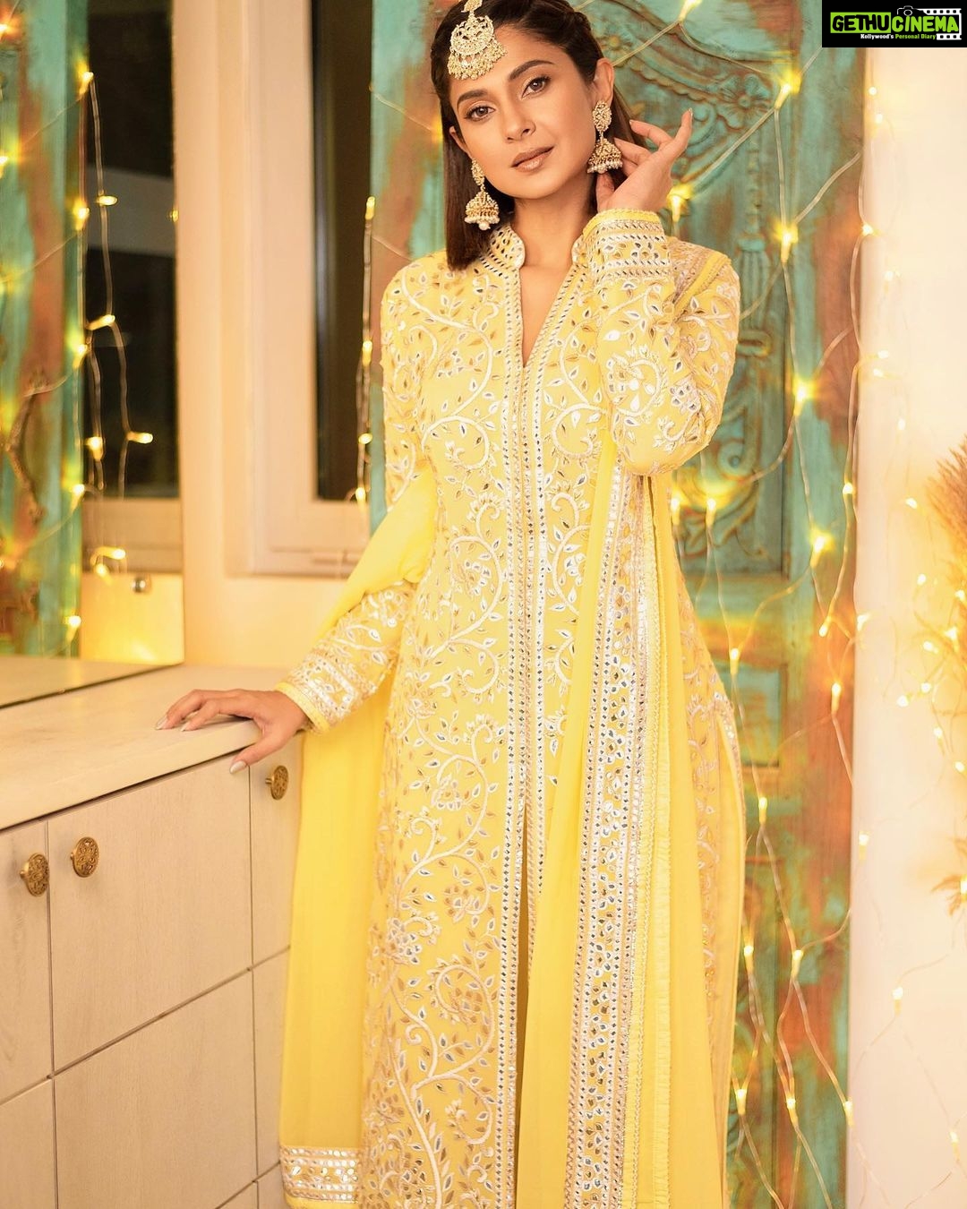 Jennifer Winget Instagram - #HappyDhanteras ✨ Outfit @abujanisandeepkhosla @asalabusandeep Jewellery @meraki.mumbai Styled by @natashaabothra Team @priyankaa.a_91 @dhwaniivithalani_22 Makeup @sonamvaghani.mua Hairstylist @hairbysharda Photographer @ashish_ojha_photography