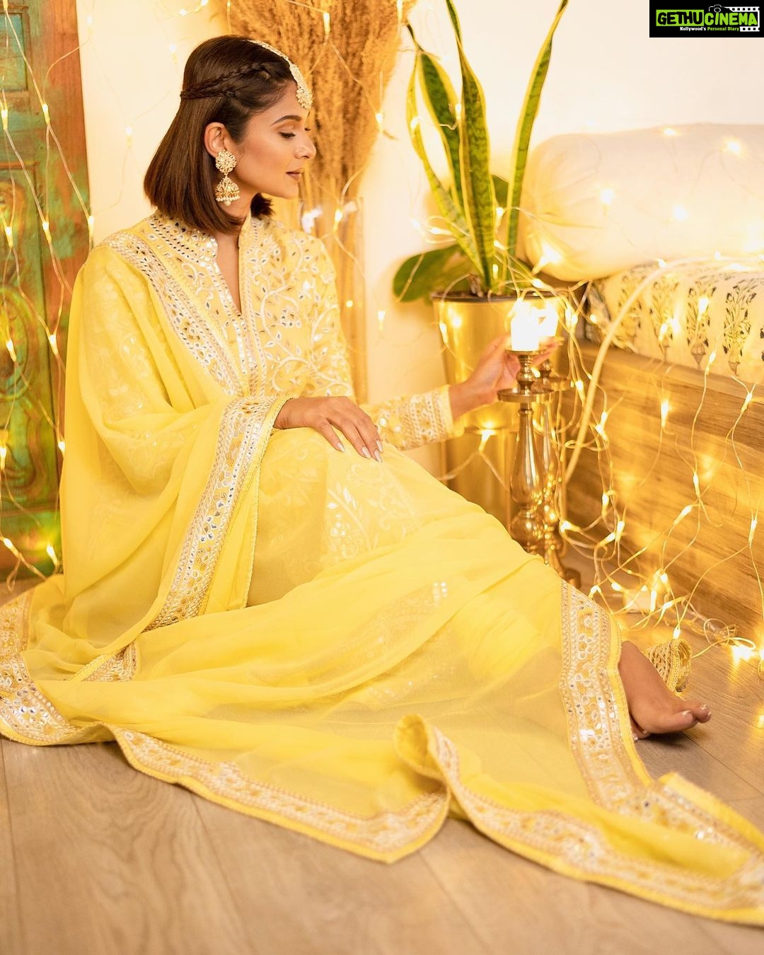 Jennifer Winget Instagram - #HappyDhanteras ✨ Outfit @abujanisandeepkhosla @asalabusandeep Jewellery @meraki.mumbai Styled by @natashaabothra Team @priyankaa.a_91 @dhwaniivithalani_22 Makeup @sonamvaghani.mua Hairstylist @hairbysharda Photographer @ashish_ojha_photography