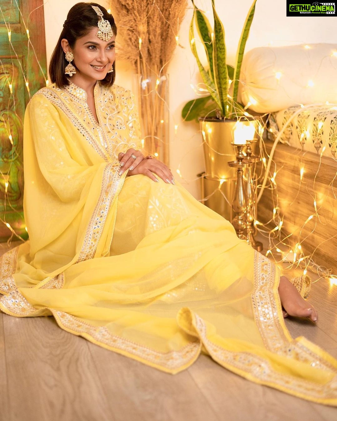 Jennifer Winget Instagram - #HappyDhanteras ✨ Outfit @abujanisandeepkhosla @asalabusandeep Jewellery @meraki.mumbai Styled by @natashaabothra Team @priyankaa.a_91 @dhwaniivithalani_22 Makeup @sonamvaghani.mua Hairstylist @hairbysharda Photographer @ashish_ojha_photography