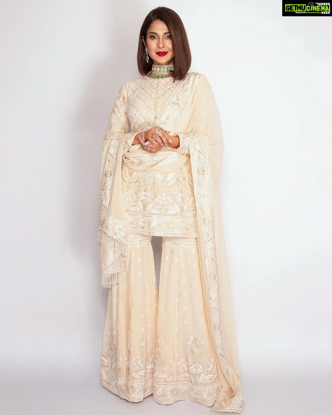 Jennifer Winget Instagram - Stare’way to heaven 👁️ Outfit @abujanisandeepkhosla @asalabusandeep Jeweller @narayanjewels Styled by @natashaabothra Team @priyankaa.a_91 @dhwaniivithalani_22 Makeup @sonamvaghani.mua Hairstylist @hairbysharda 📸@ashish_ojha_photography