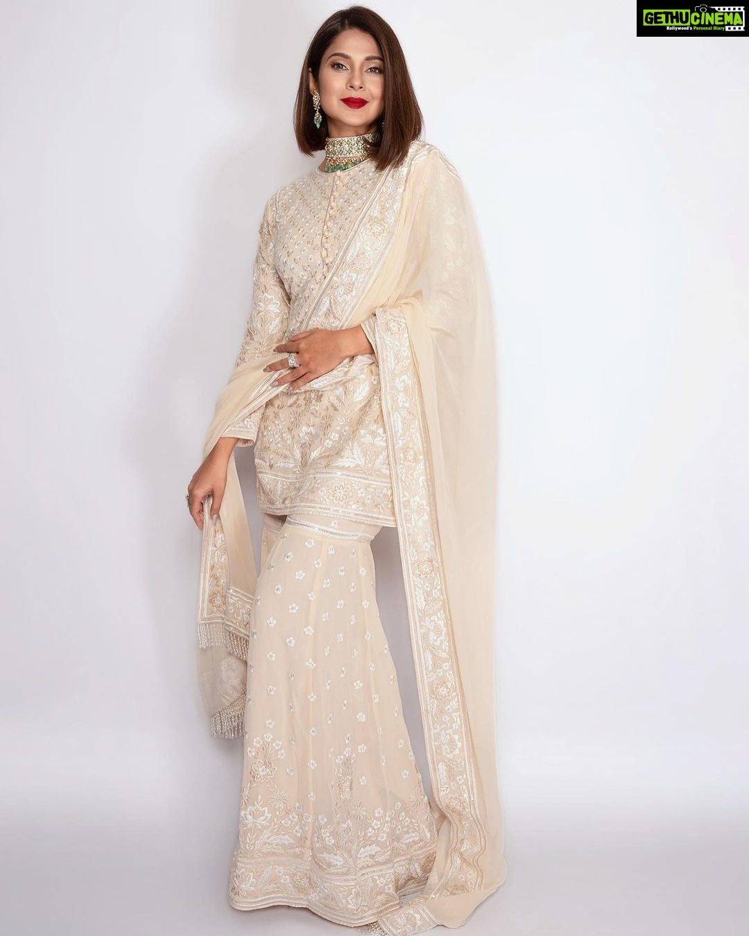 Jennifer Winget Instagram - Stare’way to heaven 👁️ Outfit @abujanisandeepkhosla @asalabusandeep Jeweller @narayanjewels Styled by @natashaabothra Team @priyankaa.a_91 @dhwaniivithalani_22 Makeup @sonamvaghani.mua Hairstylist @hairbysharda 📸@ashish_ojha_photography