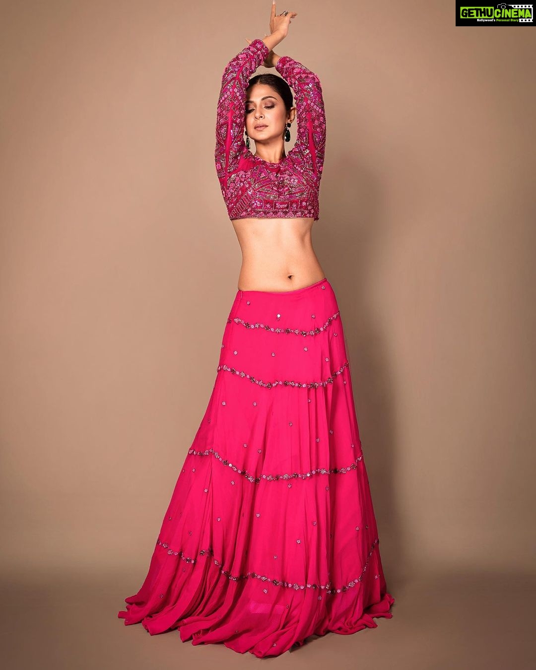 Jennifer Winget Instagram - Lights ! Diyas! Action ! #happydiwaliđź’Ą Outfit @richajaisinghanilabel Jewellery @anaqajewels Styled by @natashaabothra Team @priyankaa.a_91 @dhwaniivithalani_22 Makeup @sonamvaghani.mua Hairstylist @hairbysharda Photographer @ashish_ojha_photography