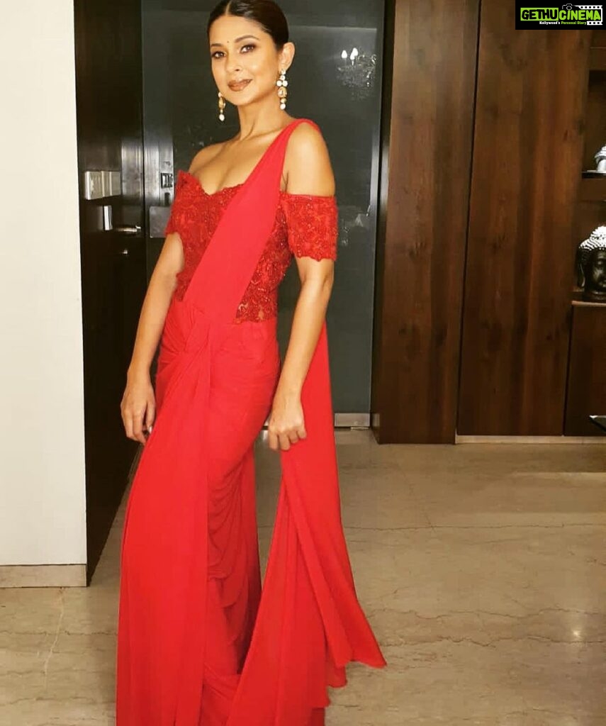 Jennifer Winget Instagram - La vie en red ♥️ Outfit @sonaakshiraaj Jeweller @meraki.mumbai Styled by @natashaabothra Team @priyankaa.a_91 Makeup @sonamvaghani.mua Hairstylist @hairbysharda