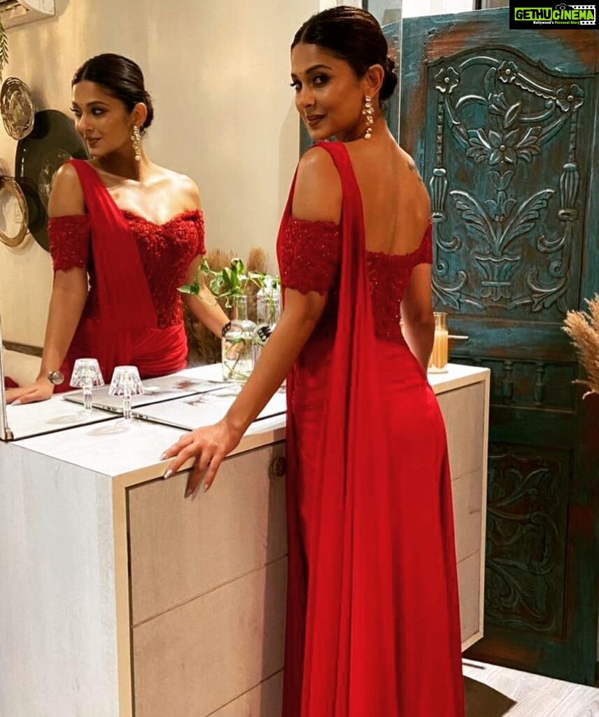 Jennifer Winget Instagram - La vie en red ♥️ Outfit @sonaakshiraaj Jeweller @meraki.mumbai Styled by @natashaabothra Team @priyankaa.a_91 Makeup @sonamvaghani.mua Hairstylist @hairbysharda
