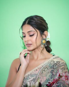 Jennifer Winget Instagram - Sliding into the festive mood with six yards of grace. Happy Ganesh Chaturthi everyone!🙏 Saree: @rohitbalofficial Jewellery : @curiocottagejewelry Stylist: @natashaabothra Assisted: @simstyles20 @teamnatashaabothra 💄 : @sonamvaghani.mua 💆‍♀️ : @hairbysharda 📸: @rishabhkphotography