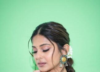 Jennifer Winget Instagram - Sliding into the festive mood with six yards of grace. Happy Ganesh Chaturthi everyone!🙏 Saree: @rohitbalofficial Jewellery : @curiocottagejewelry Stylist: @natashaabothra Assisted: @simstyles20 @teamnatashaabothra 💄 : @sonamvaghani.mua 💆‍♀️ : @hairbysharda 📸: @rishabhkphotography