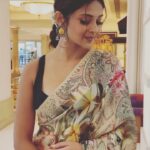 Jennifer Winget Instagram - WHEN SHE SMILED THE STARS ✨ SPARKLED THE MOON 🌙 GLOWED AND THE SUN ☀️ SHINED THE UNIVERSE 🌌 KNEW HOW RARE SHE WAS Muse @jenniferwinget1 Makeup @sonamvaghani.mua Styling @natashaabothra Saree @rohitbalofficial Hair @hairbysharda Team @simstyles20
