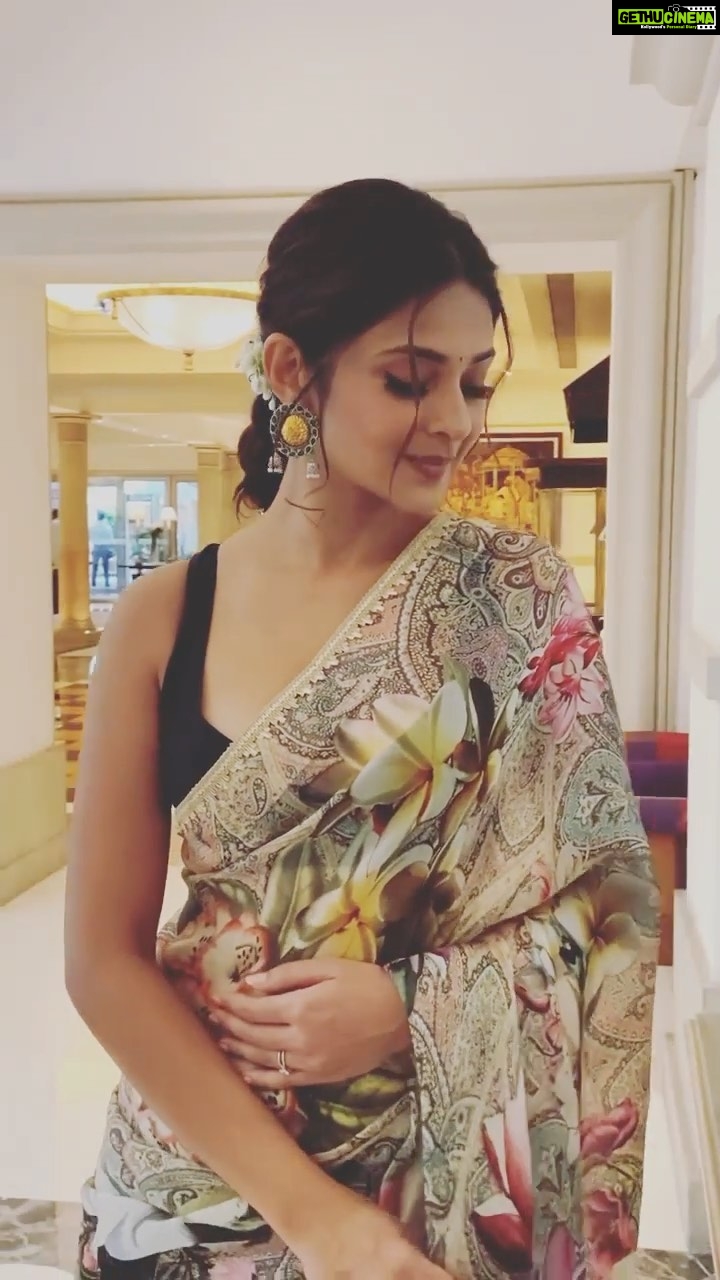 Jennifer Winget Instagram - WHEN SHE SMILED THE STARS β¨ SPARKLED THE MOON π GLOWED AND THE SUN βοΈ SHINED THE UNIVERSE π KNEW HOW RARE SHE WAS Muse @jenniferwinget1 Makeup @sonamvaghani.mua Styling @natashaabothra Saree @rohitbalofficial Hair @hairbysharda Team @simstyles20