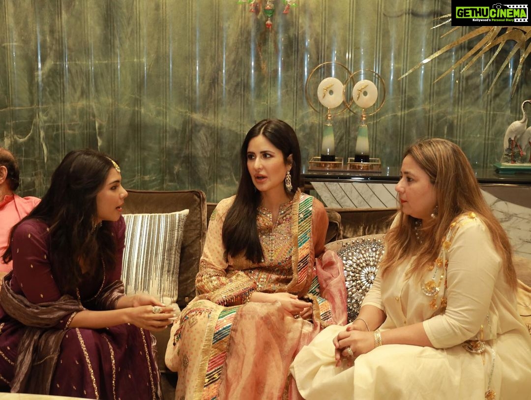 Kalyani Priyadarshan Instagram - Thank you @kalyanjewellers_official for such a blessed Navratri pooja and for being such gracious hosts. Forever honored to be a part of your family ♥️
