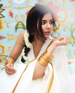 Kalyani Priyadarshan Instagram - Happy Onam everybody !!!! 🤍💛🧡