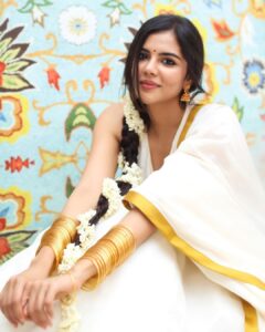 Kalyani Priyadarshan Instagram - Happy Onam everybody !!!! 🤍💛🧡