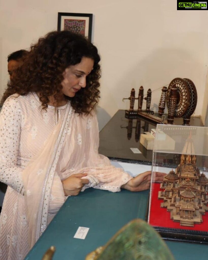 Kangana Ranaut Instagram - Today I had the good fortune of visiting the auction of Honourable Prime Minister @narendramodi ji’s memorable gifts/ mementos that were presented to him at special occasions… I bidded for Ram janm bhumi mitti and Ram Mandir design … what did you bid for ? It’s proceeds will go for Namammi Gange project … let’s do this 🥰🙏 Jai Hind