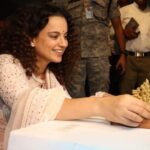 Kangana Ranaut Instagram - Today I had the good fortune of visiting the auction of Honourable Prime Minister @narendramodi ji’s memorable gifts/ mementos that were presented to him at special occasions… I bidded for Ram janm bhumi mitti and Ram Mandir design … what did you bid for ? It’s proceeds will go for Namammi Gange project … let’s do this 🥰🙏 Jai Hind