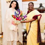 Kangana Ranaut Instagram - What a delight, what an honour to meet Honourable President Smt Droupadi Murmu ji…. Her gentle voice, calm demeanour and compassionate gaze is another worldly…. Sitting on that chair/ throne she looks nothing short of a goddess/ Shakti who nurtures, heals and guides …. As Madam president appreciated me for my work I told Honourable president when she rose to the highest place a citizen can have in this nation every woman rose in her own place whenever that may be … and we are eternally greatful to her and then she gave me that glowing gaze and I am still soaking in its bliss … Jai Hind 🇮🇳