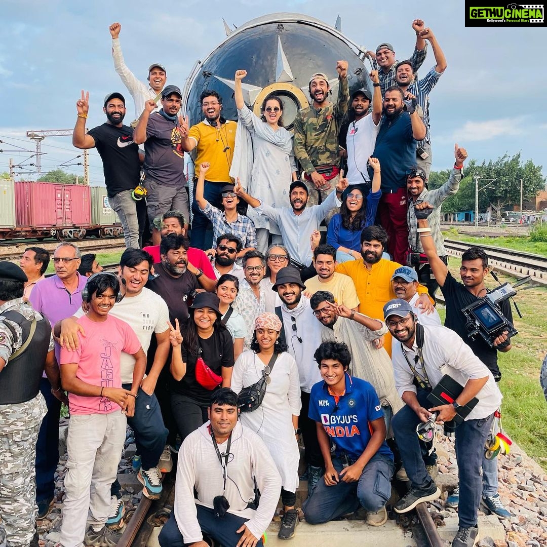 Kangana Ranaut Instagram - It’s not only the destination but also the journey that matters It’s not only those you end up with but also those who walk along matters … Team work is dream work … ❤️ #setstories #setarmy #setsoldiers #emergency