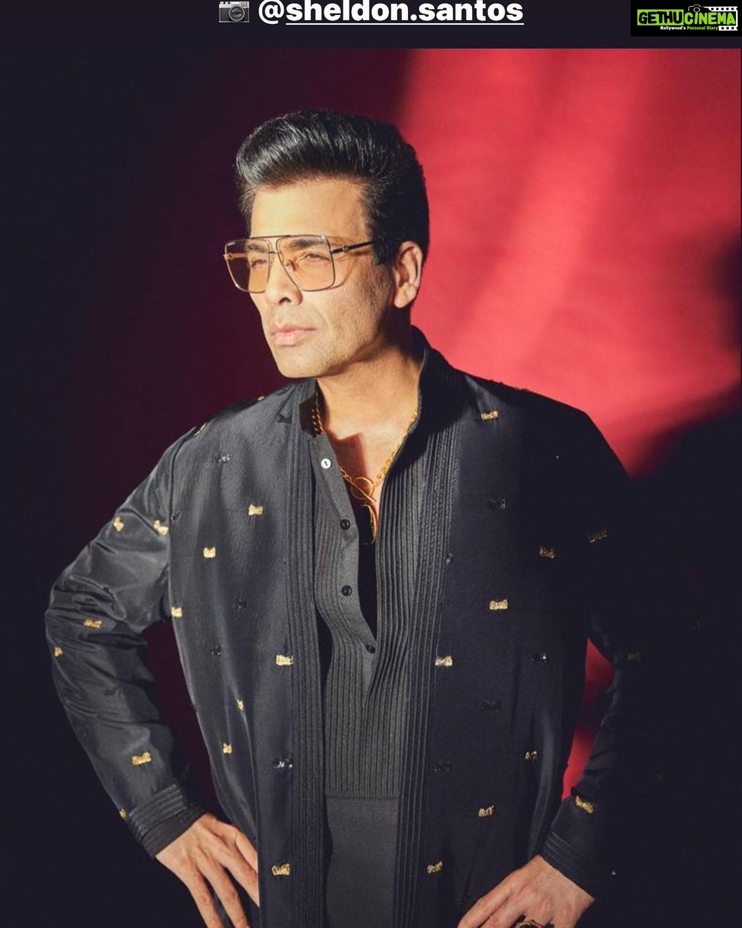 Karan Johar Instagram - Mubarak ho! @arpita__mehta @kunalrawalofficial Jugjuggjeeyo! Meanwhile Mera pose Dekho! In @manishmalhotra05 styled by @ekalakhani 📷 @sheldon.santos