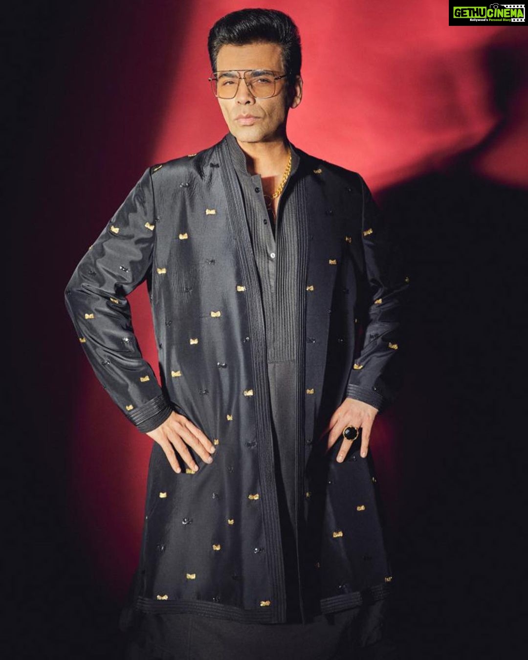 Karan Johar Instagram - Mubarak ho! @arpita__mehta @kunalrawalofficial Jugjuggjeeyo! Meanwhile Mera pose Dekho! In @manishmalhotra05 styled by @ekalakhani 📷 @sheldon.santos