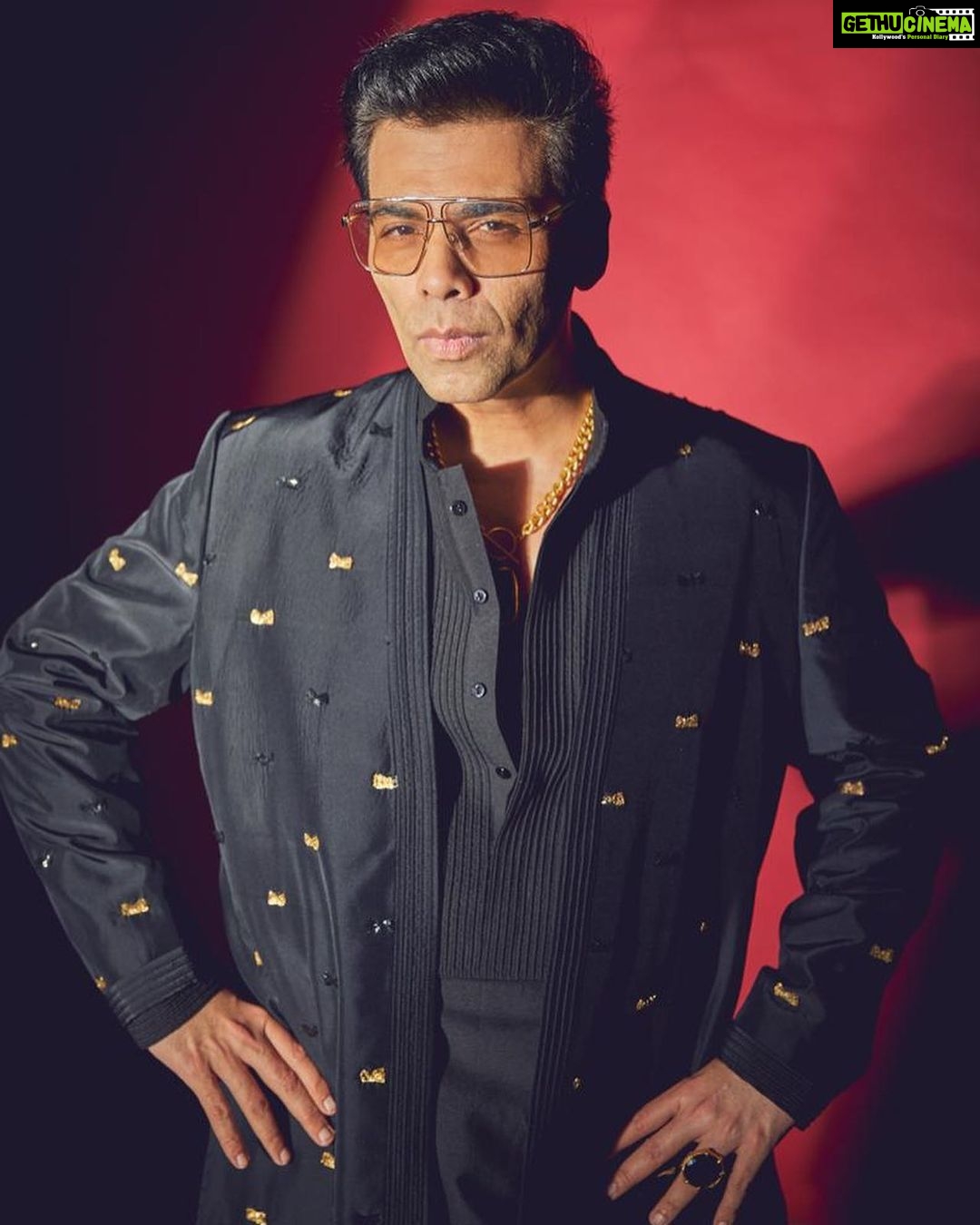 Karan Johar Instagram - Mubarak ho! @arpita__mehta @kunalrawalofficial Jugjuggjeeyo! Meanwhile Mera pose Dekho! In @manishmalhotra05 styled by @ekalakhani 📷 @sheldon.santos