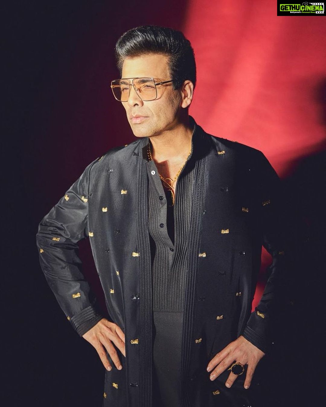 Karan Johar Instagram - Mubarak ho! @arpita__mehta @kunalrawalofficial Jugjuggjeeyo! Meanwhile Mera pose Dekho! In @manishmalhotra05 styled by @ekalakhani 📷 @sheldon.santos