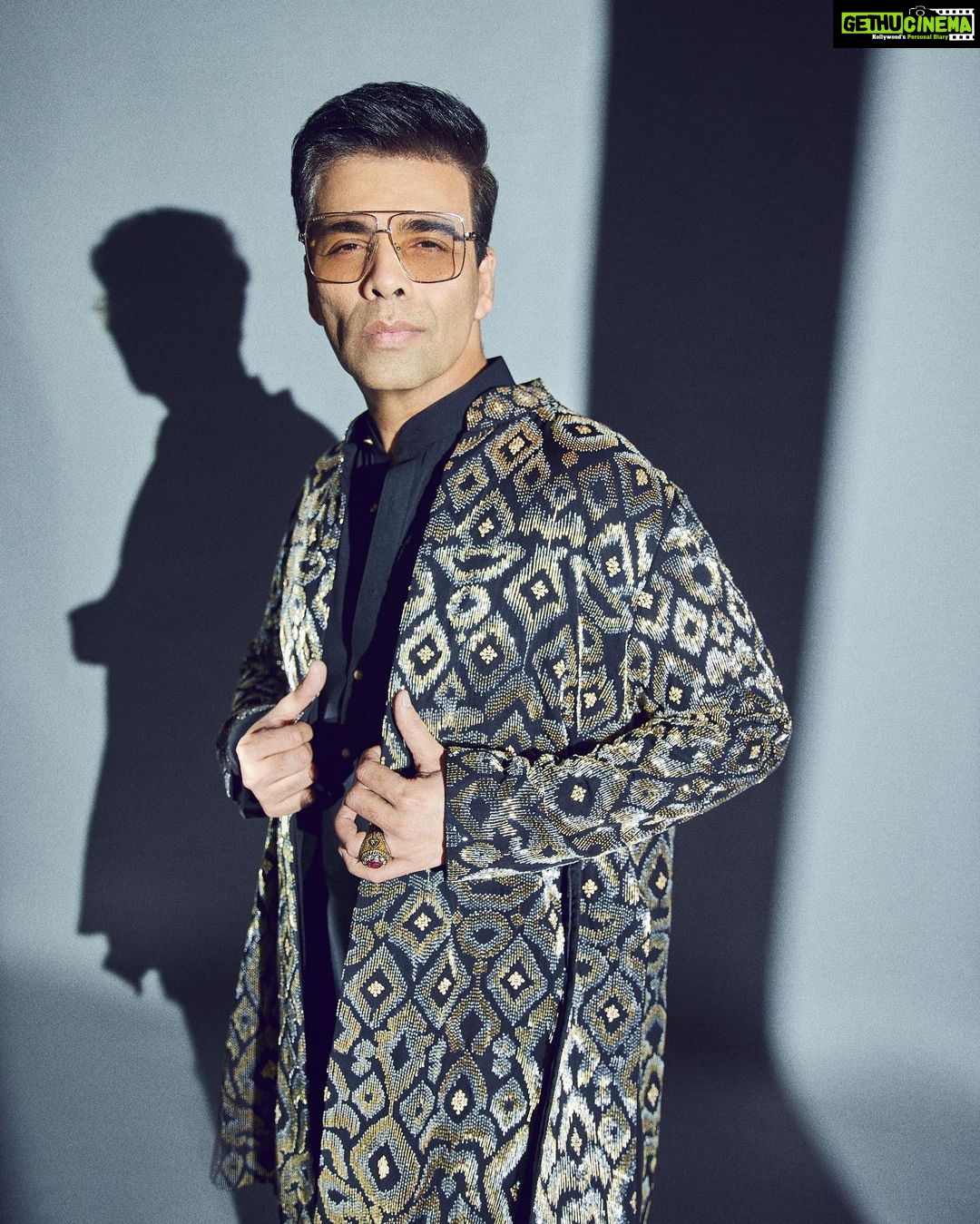 Karan Johar Instagram - Shadows of gold!!! A jhalak of festivities! Styled by the to be birthday girl @ekalakhani in @abujanisandeepkhosla 📷 @sheldon.santos #jhalakdikhlajaa