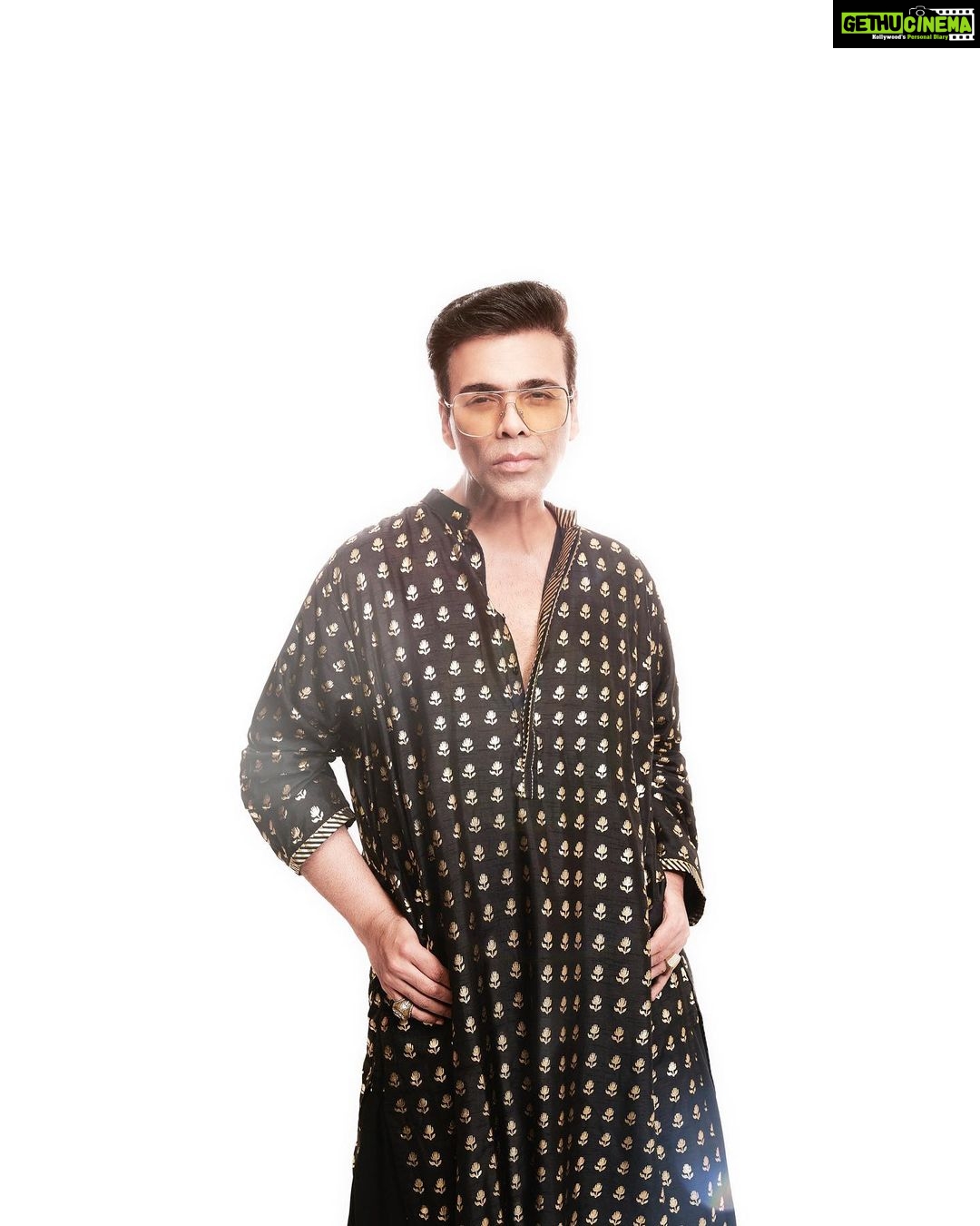 Karan Johar Instagram - Diwali is my favourite time of year… the lights and festivities are always magical… in @masabagupta styled by @ekalakhani 📷 @maajidkhan88