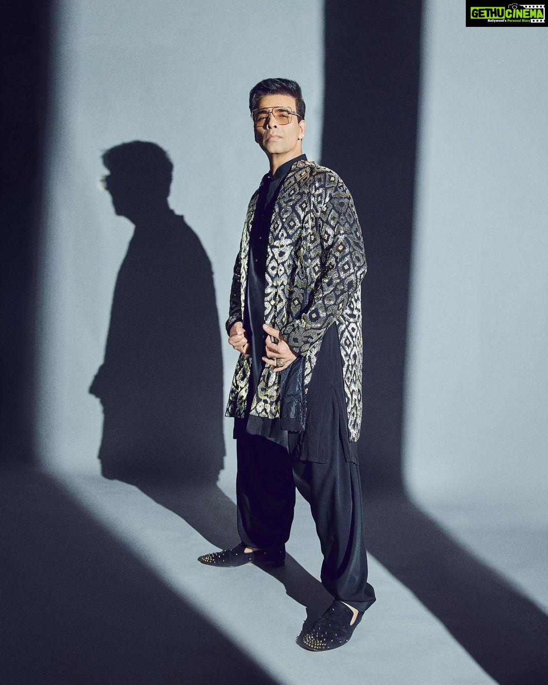 Karan Johar Instagram - Shadows of gold!!! A jhalak of festivities! Styled by the to be birthday girl @ekalakhani in @abujanisandeepkhosla 📷 @sheldon.santos #jhalakdikhlajaa