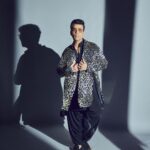 Karan Johar Instagram - Shadows of gold!!! A jhalak of festivities! Styled by the to be birthday girl @ekalakhani in @abujanisandeepkhosla 📷 @sheldon.santos #jhalakdikhlajaa