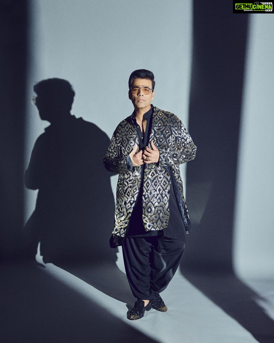 Karan Johar Instagram - Shadows of gold!!! A jhalak of festivities! Styled by the to be birthday girl @ekalakhani in @abujanisandeepkhosla 📷 @sheldon.santos #jhalakdikhlajaa