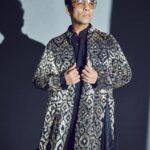 Karan Johar Instagram - Shadows of gold!!! A jhalak of festivities! Styled by the to be birthday girl @ekalakhani in @abujanisandeepkhosla 📷 @sheldon.santos #jhalakdikhlajaa
