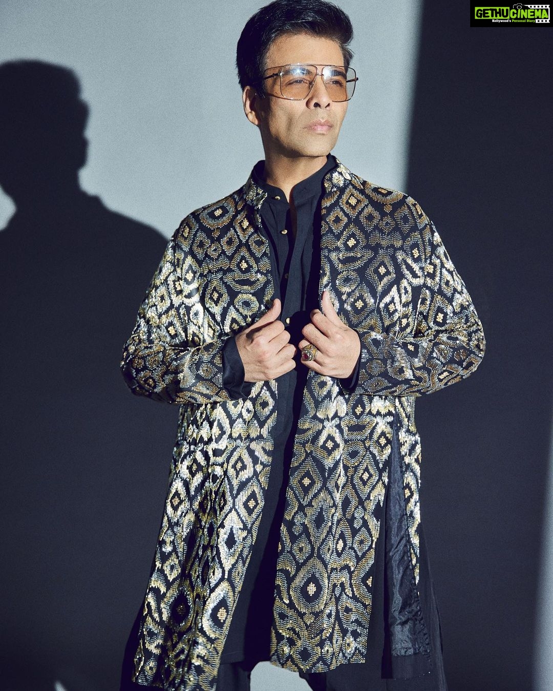 Karan Johar Instagram - Shadows of gold!!! A jhalak of festivities! Styled by the to be birthday girl @ekalakhani in @abujanisandeepkhosla 📷 @sheldon.santos #jhalakdikhlajaa