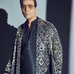 Karan Johar Instagram - Shadows of gold!!! A jhalak of festivities! Styled by the to be birthday girl @ekalakhani in @abujanisandeepkhosla 📷 @sheldon.santos #jhalakdikhlajaa