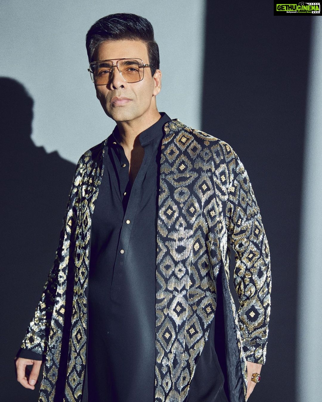 Karan Johar Instagram - Shadows of gold!!! A jhalak of festivities! Styled by the to be birthday girl @ekalakhani in @abujanisandeepkhosla 📷 @sheldon.santos #jhalakdikhlajaa