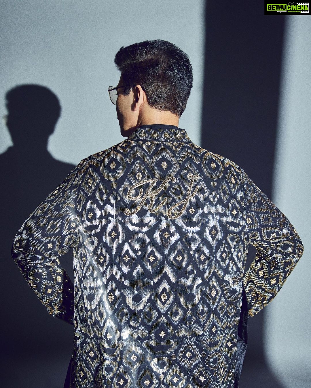 Karan Johar Instagram - Shadows of gold!!! A jhalak of festivities! Styled by the to be birthday girl @ekalakhani in @abujanisandeepkhosla 📷 @sheldon.santos #jhalakdikhlajaa