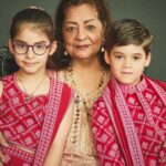 Karan Johar Instagram - Happy Diwali from my world to yours!!!! Thank you @manishmalhotra05 for our beautifully coordinated clothes … sending you all so much love and light ❤️❤️❤️❤️❤️❤️❤️❤️❤️❤️❤️