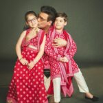 Karan Johar Instagram - Happy Diwali from my world to yours!!!! Thank you @manishmalhotra05 for our beautifully coordinated clothes … sending you all so much love and light ❤️❤️❤️❤️❤️❤️❤️❤️❤️❤️❤️
