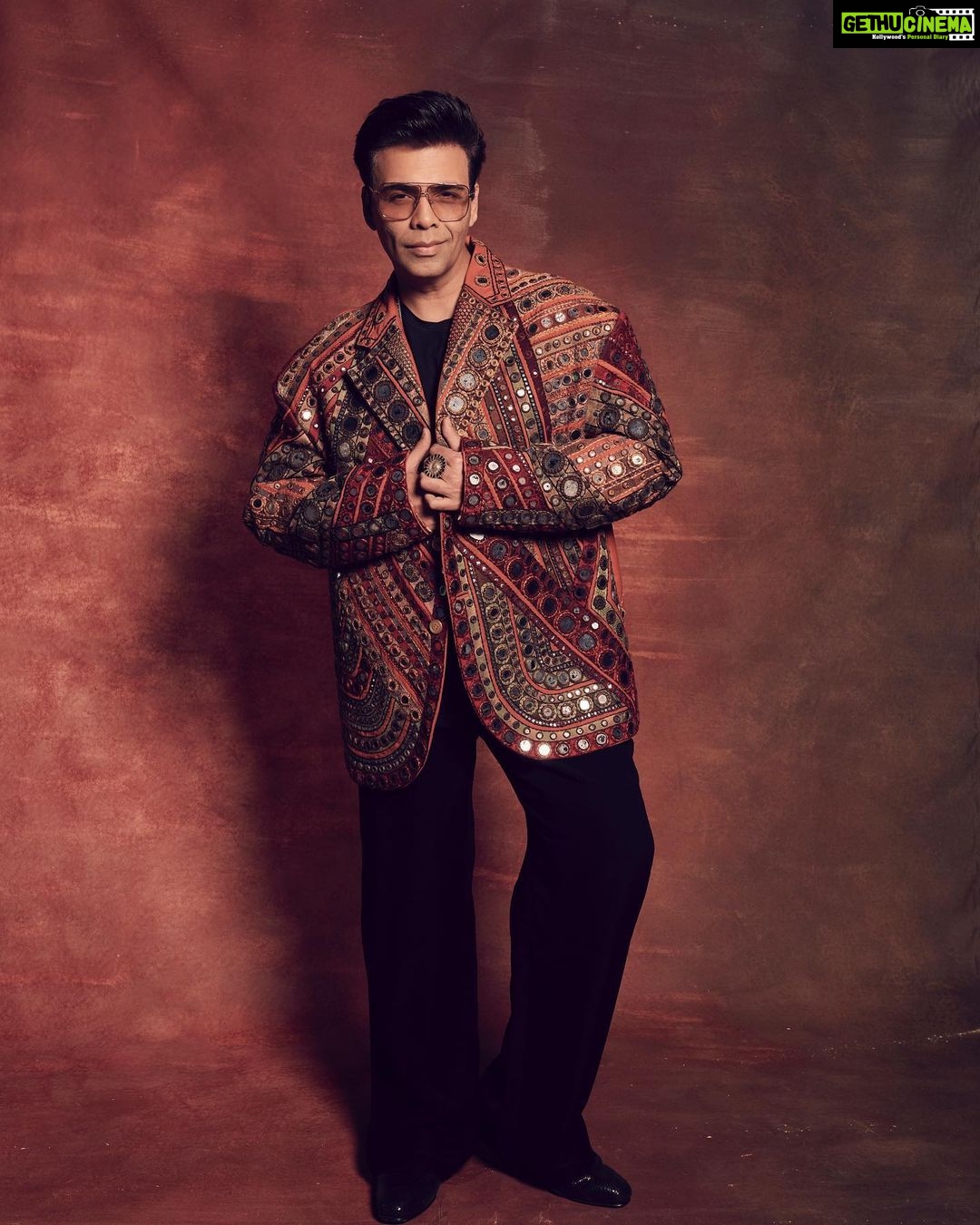 Karan Johar Instagram - Special love to all for the beginning of #navratri … love and light to all…In @saakshakinni styled by @ekalakhani