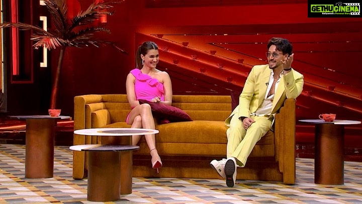 Karan Johar Instagram - Lots of heropanti, flipping conversations and giggles on this episode with this duo!π
#HotstarSpecials #KoffeeWithKaranS7, Episode 9 streaming this Thursday 12:00am only on Disney+ Hotstar. @disneyplushotstar @tigerjackieshroff @kritisanon @apoorva1972 @jahnviobhan @aneeshabaig @dharmaticent