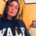 Kareena Kapoor Instagram - Obviously not been to YALE... but just posing and pouting in the tee shirt ❤️❤️🥰 #WednesdayWisdom 😅