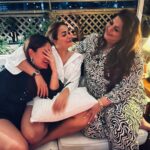 Kareena Kapoor Instagram - As we all know laughter is the best medicine…❤️Nothing like a warm giggle with your BFFs❤️#Keep laughing#BFFS Forever @amuaroraofficial @mallika_bhat