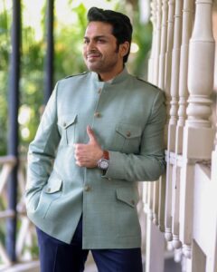 Karthi Instagram - All set to meet you guys in Bengaluru! #PS1

Styled By: @praveenraja 
📸 @Arunprasath_photography